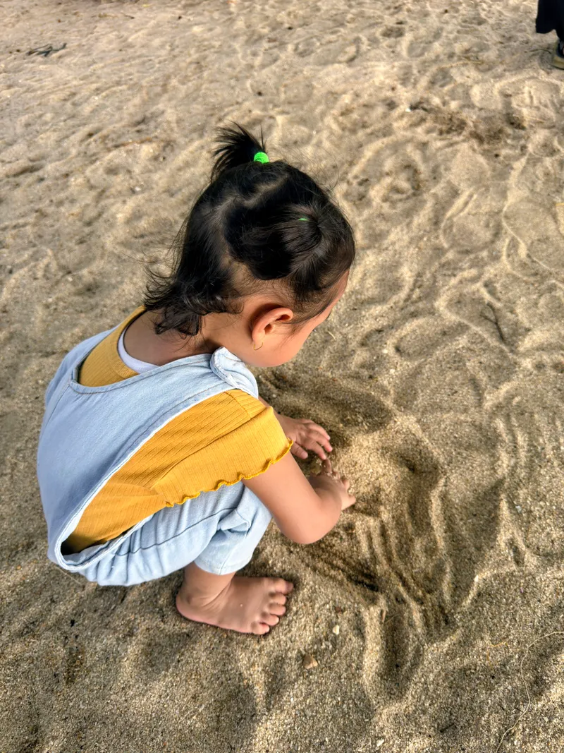 Anak bermain pasir