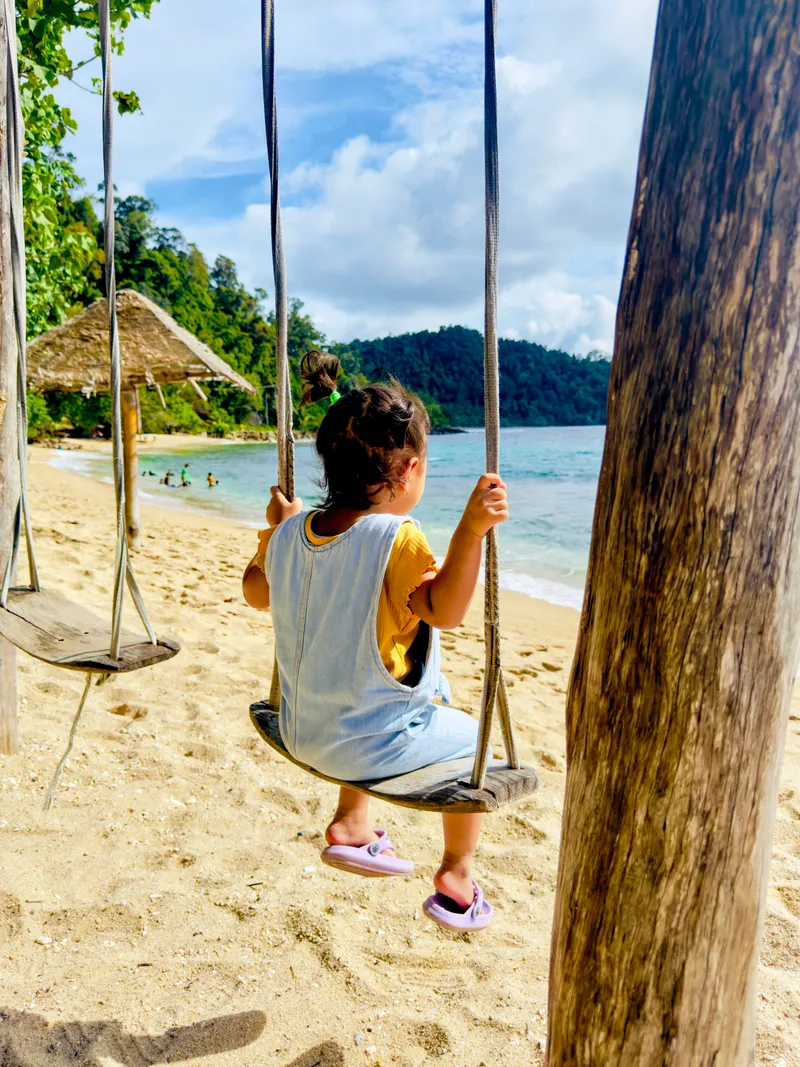Ayunan di Pantai Batu Kuciang