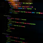 Laptop menampilkan kode pemrograman