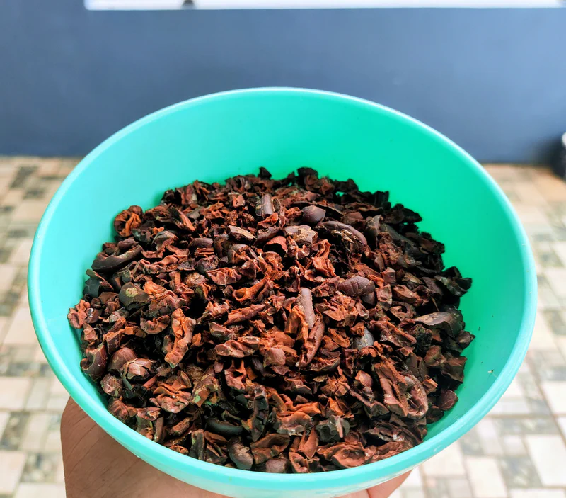 Biji kakao yang sedang disangrai