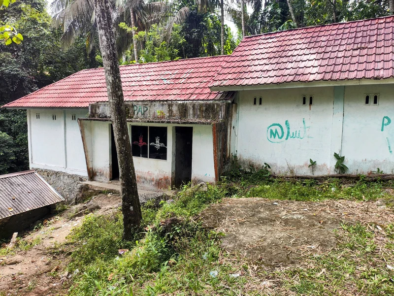 Bangunan untuk ruang ganti yang tidak terurus di Pemandian Lubuk Bonta