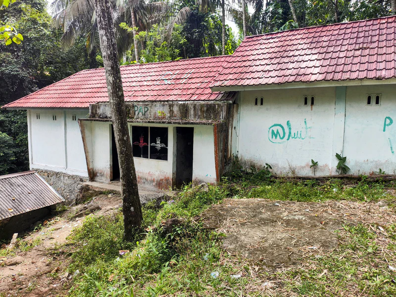 Bangunan untuk ruang ganti yang tidak terurus di Pemandian Lubuk Bonta