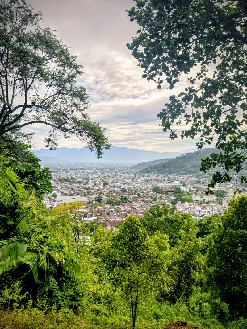 Pemandangan Kota Padang dari Gunung Padang
